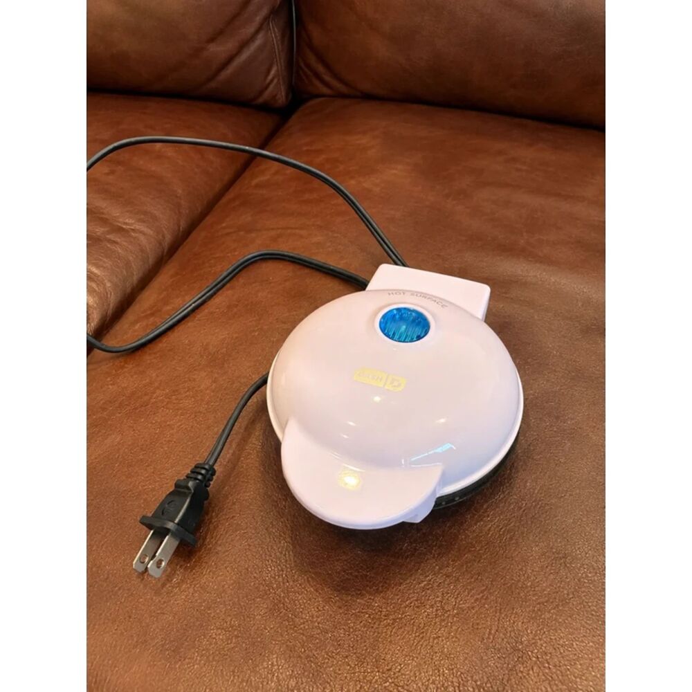 Dash Mini Waffle Maker in Lavendar